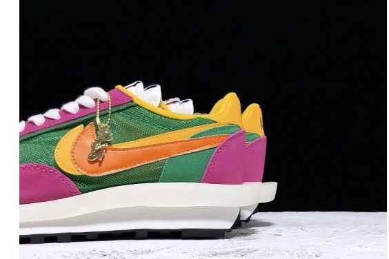 BV0073-301 Pine LD Nike BV0073-301  Green Sacai Waffle 1217